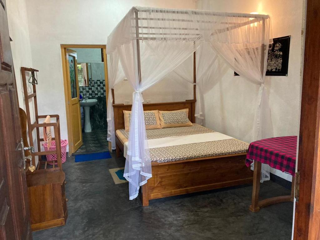 Postel nebo postele na pokoji v ubytování Sayura Beach Hotel