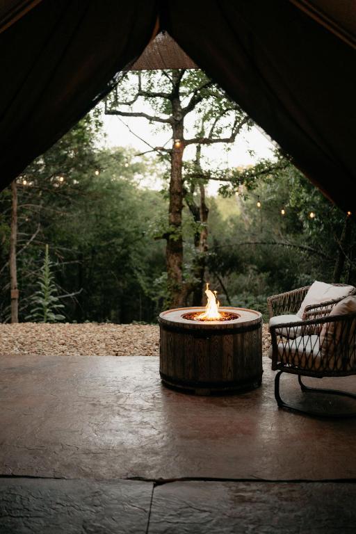 Fotografie z fotogalerie ubytování Cozy Unique Glamping on 53 acres - Bedrock Site v destinaci Branson