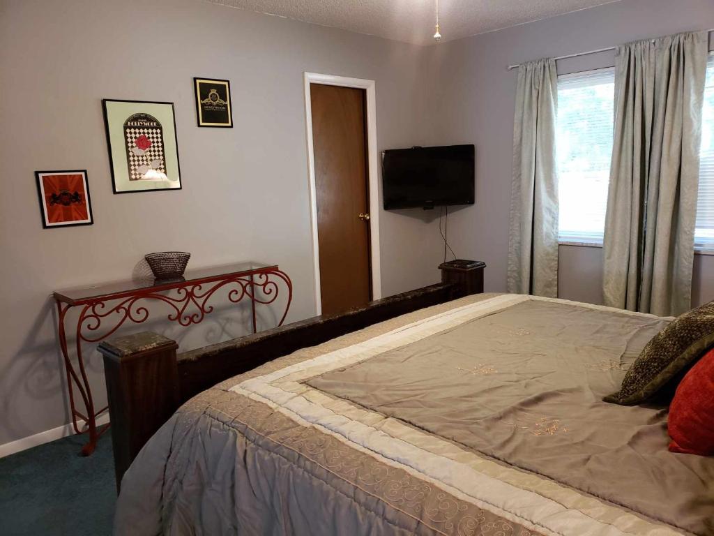 Postel nebo postele na pokoji v ubytování Midtown Southern Charm
