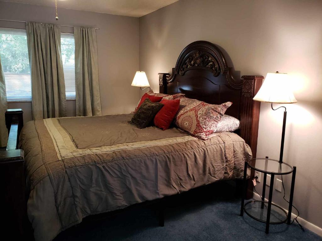 Postel nebo postele na pokoji v ubytování Midtown Southern Charm