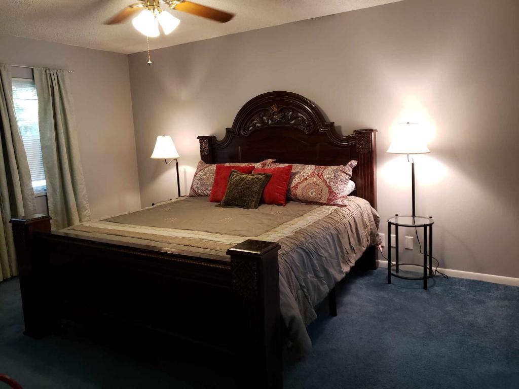 Postel nebo postele na pokoji v ubytování Midtown Southern Charm