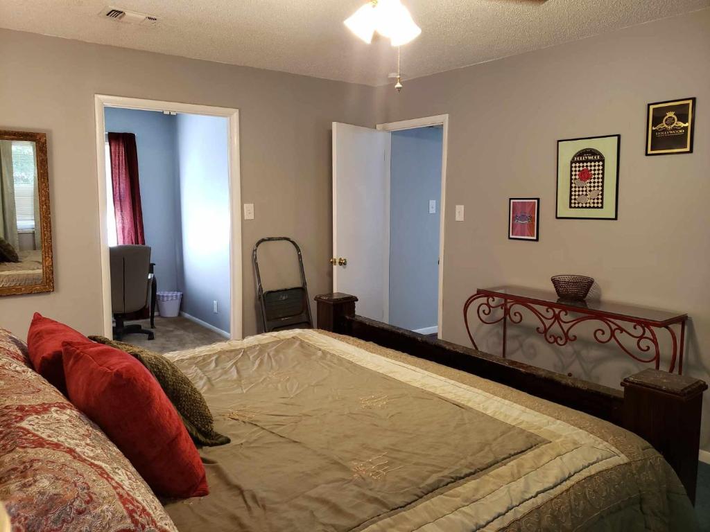 Postel nebo postele na pokoji v ubytování Midtown Southern Charm