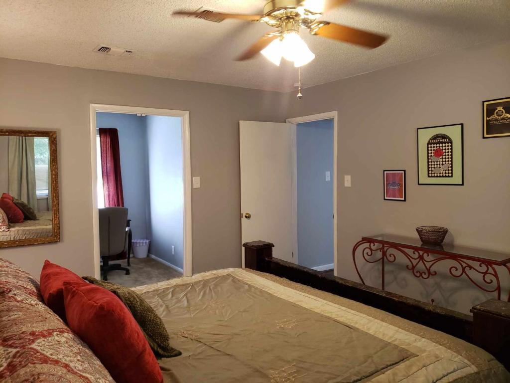 Postel nebo postele na pokoji v ubytování Midtown Southern Charm