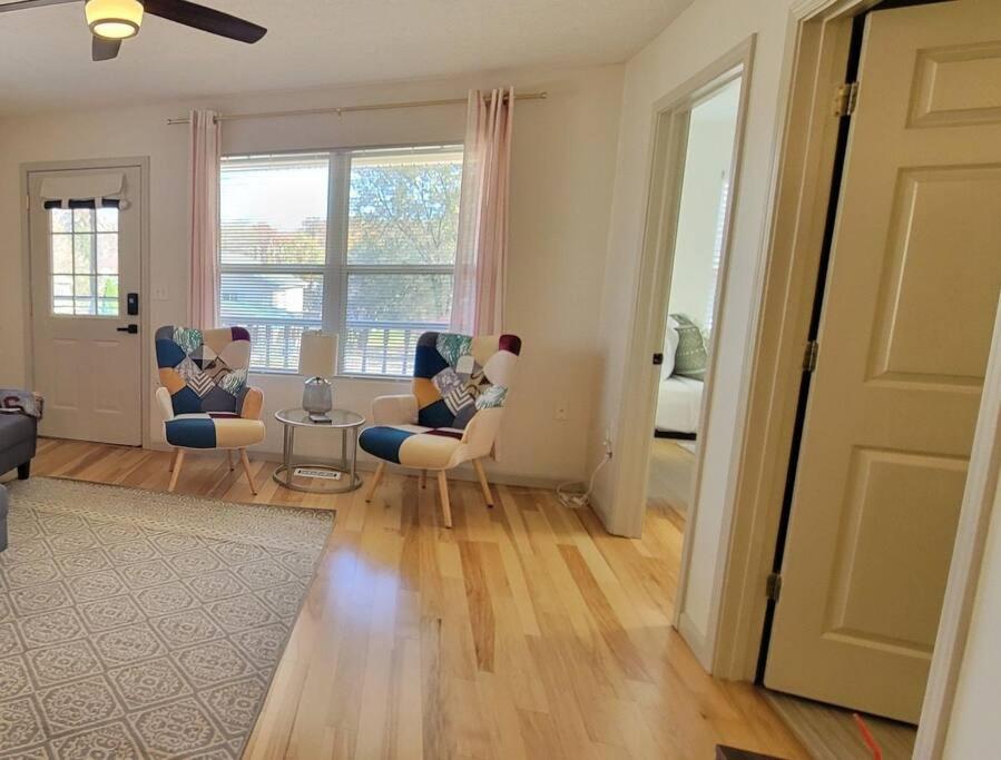 een woonkamer met 2 stoelen en een tafel bij Hoosier HideAWAY in Bloomington