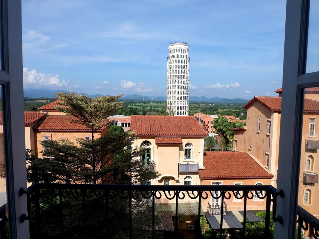 balcone con vista su un alto edificio bianco. di Villa Primo Eyrie Khaoyai near Toscana a Ban Bung Toei