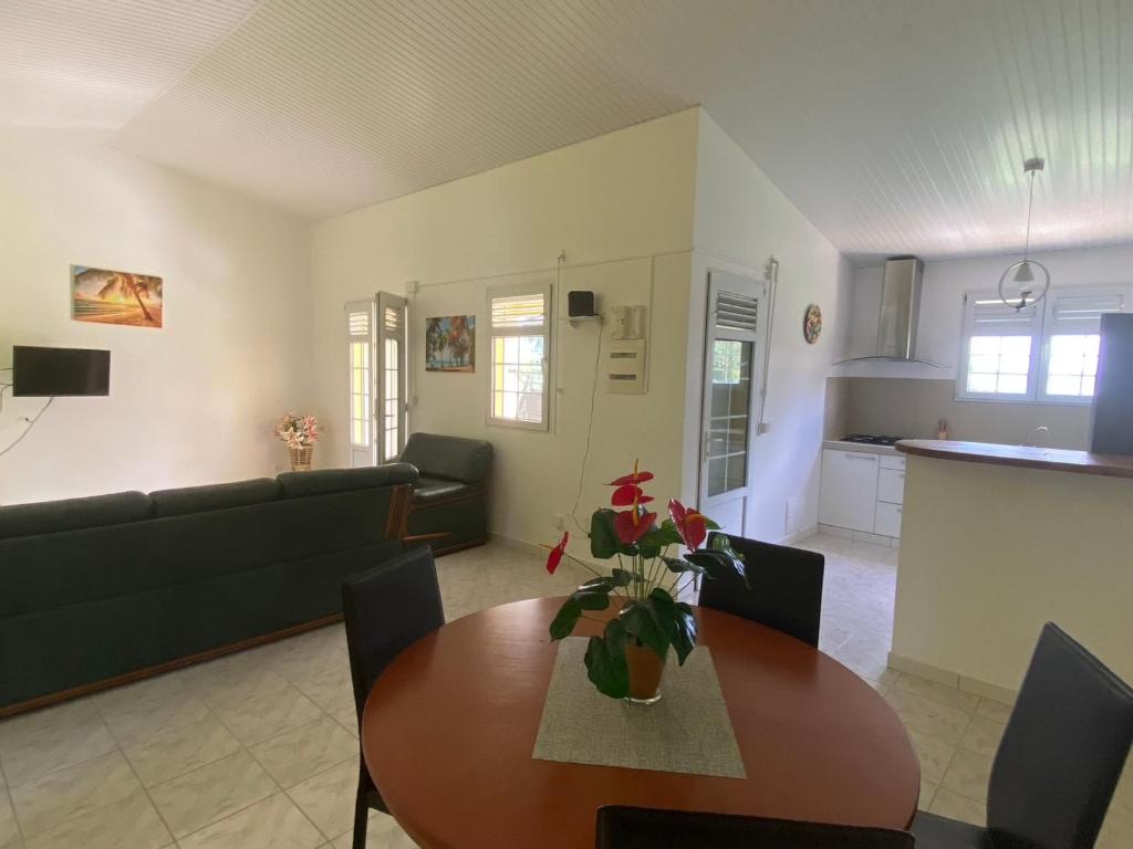 Η κουζίνα ή μικρή κουζίνα στο Appartement 2 chambres pied dans l'eau, linge fourni - FR-1-765-6