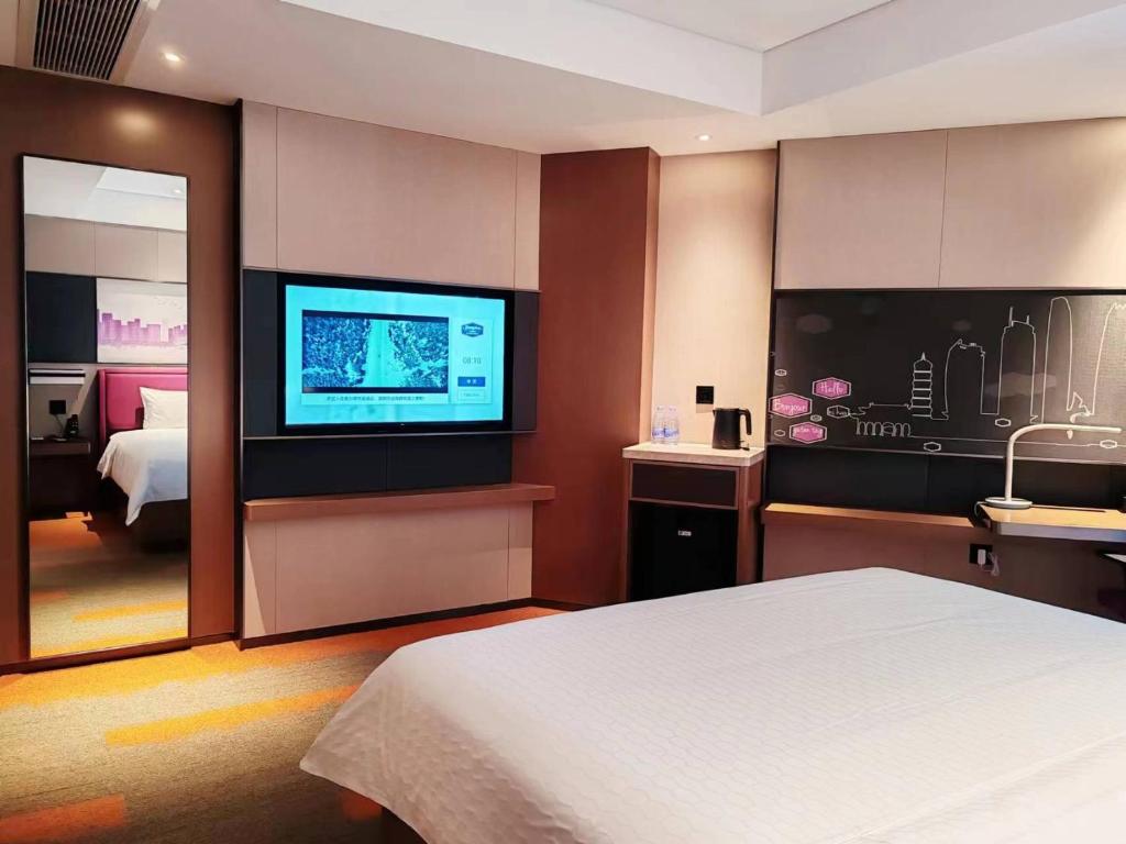 Postel nebo postele na pokoji v ubytování Hampton by Hilton Dongguan Central Plaza