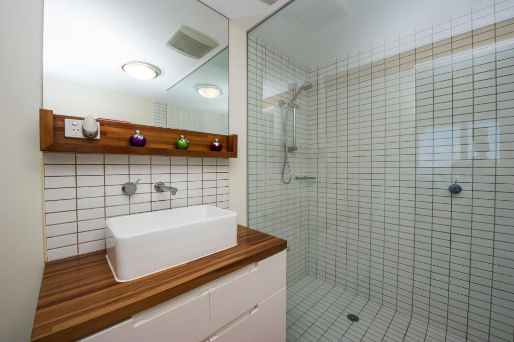 Koupelna v ubytování Panoramic Ocean Views 2 bed/2 bath Unit, Nelly Bay