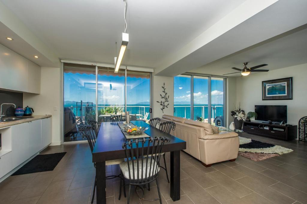 Posezení v ubytování Panoramic Ocean Views 2 bed/2 bath Unit, Nelly Bay