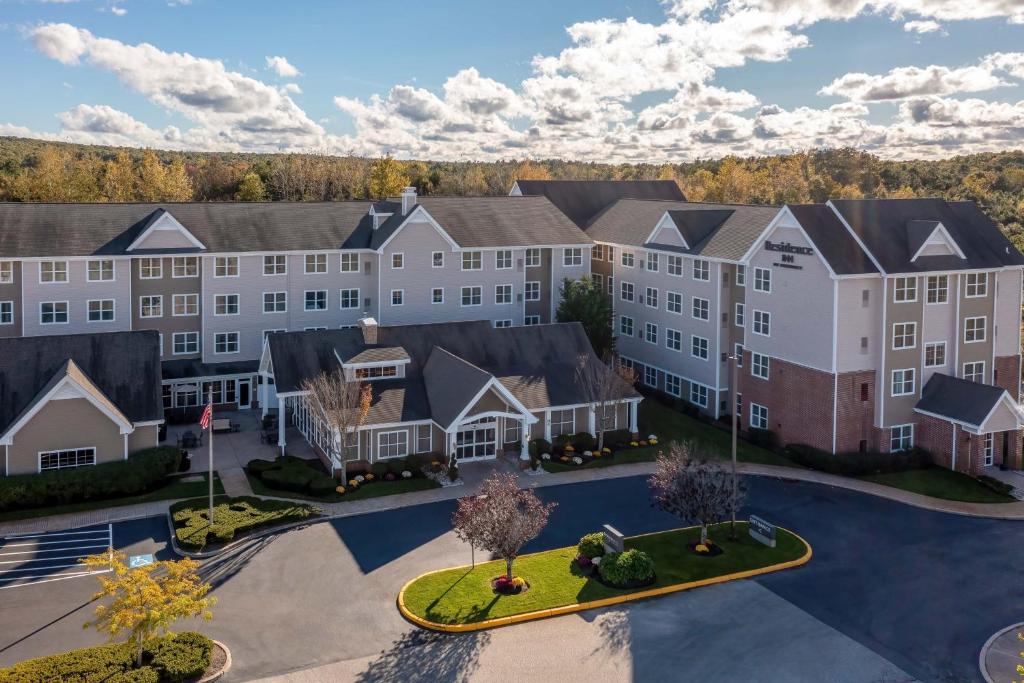 uma vista aérea de um grande edifício de apartamentos em Residence Inn Providence Coventry em Spring Lake