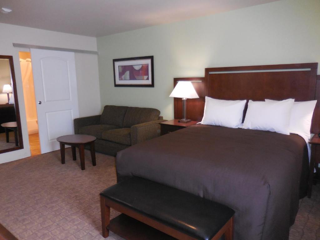 Postel nebo postele na pokoji v ubytování Aspen Suites Hotel Haines