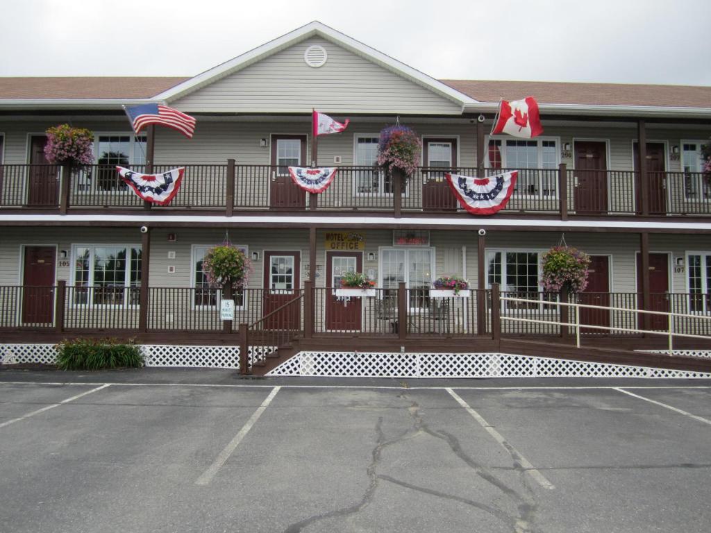 une auberge arborant des drapeaux américains à l'avant de celle-ci dans l'établissement Bishops Country Inn Motel, à Jackman