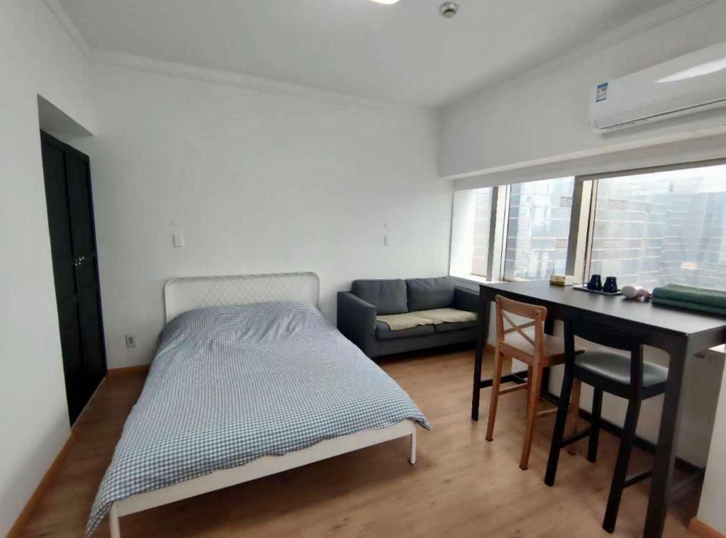 Postel nebo postele na pokoji v ubytování iNestin Shanghai Apt Lujiazui