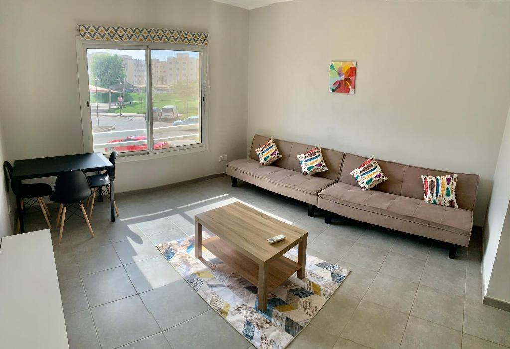 阿卜杜勒国王经济城KAEC Garden View - مدينة الملك عبدالله الاقتصادية的客厅配有沙发、桌子和钢琴