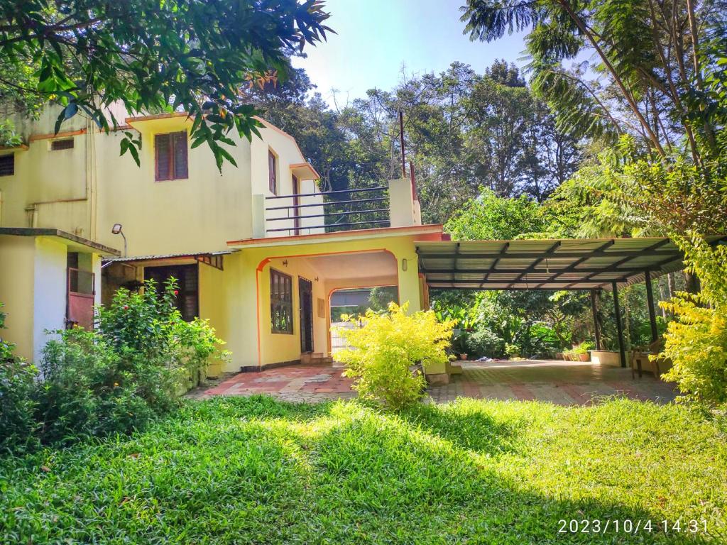 an external view of a house at Comfort Cottage in Yercaud