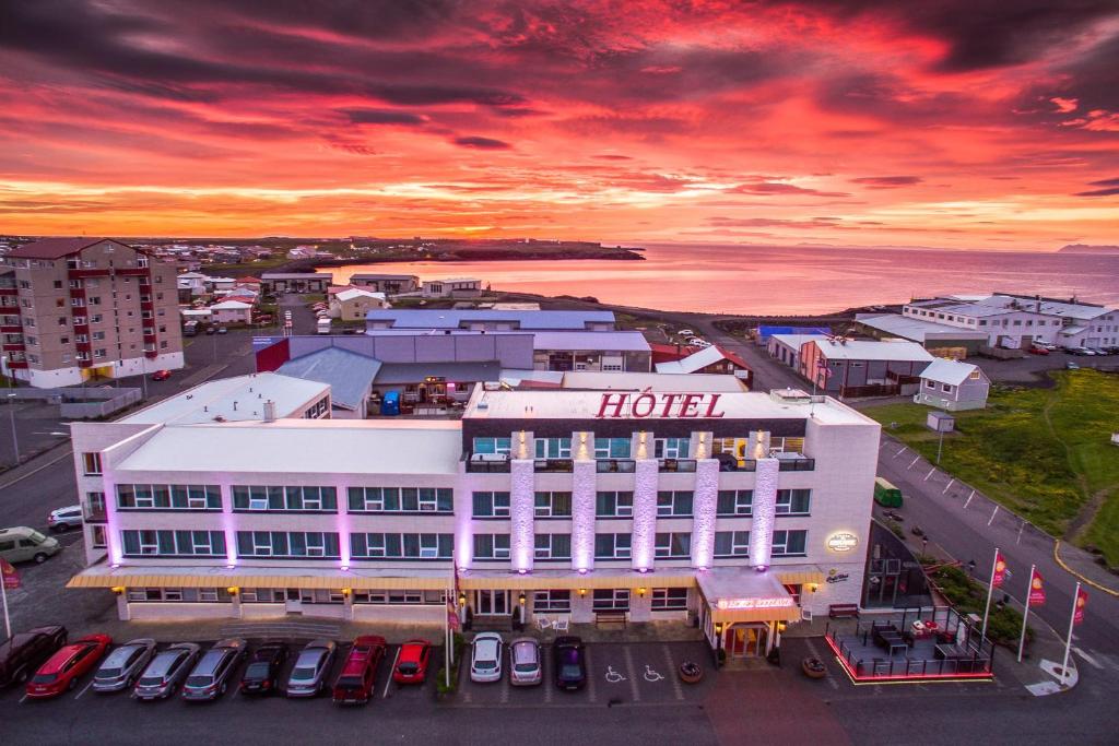 Východ nebo západ slunce při pohledu z hotelu nebo okolí