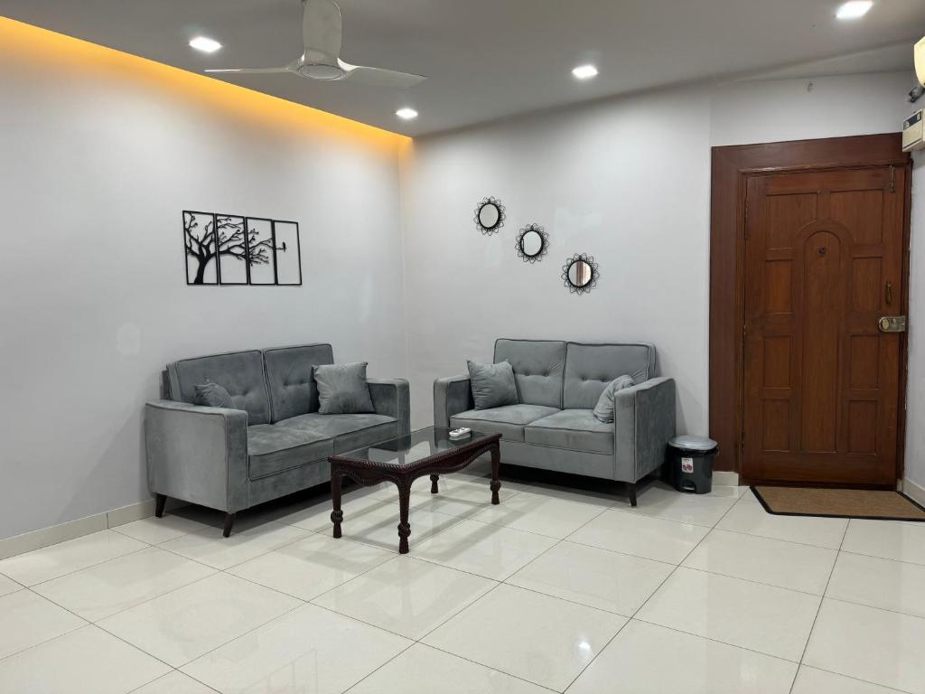 a waiting room with two couches and a coffee table at Balaji Inn Guest House, Panjim in Panaji
