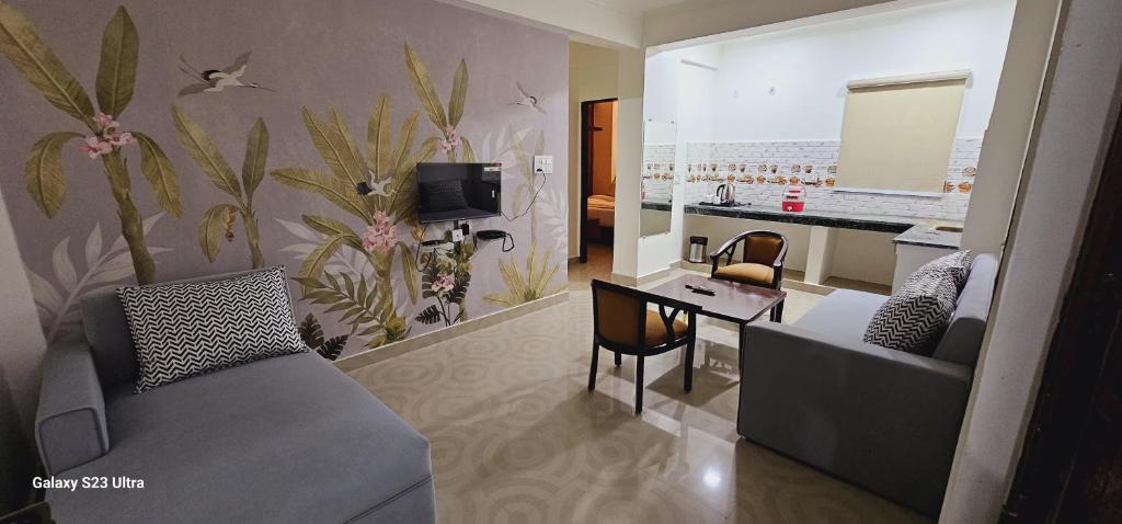 The Grand ND Resort- Kanha Tulsi Heights Behind Prem Mandir - Appartement De Deux Chambres Avec Vue Sur La Ville