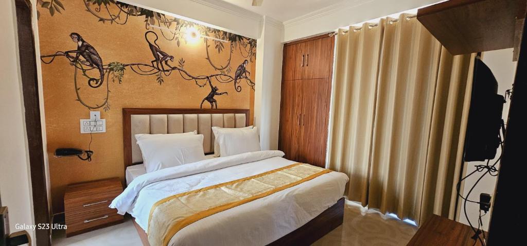 The Grand ND Resort- Kanha Tulsi Heights Behind Prem Mandir - 一居室公寓，阳台和城市景观