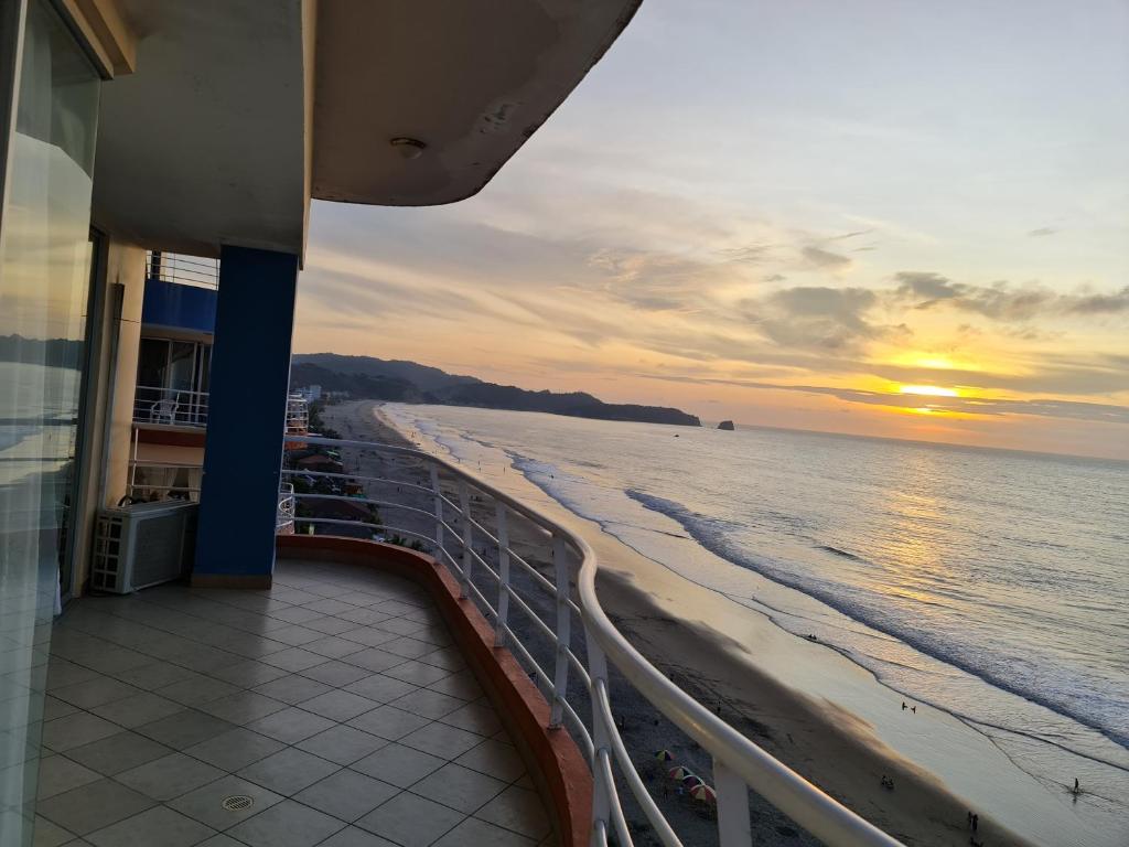 a balcony of a cruise ship looking out at the ocean at Hermoso Departamento en Atacames in Atacames
