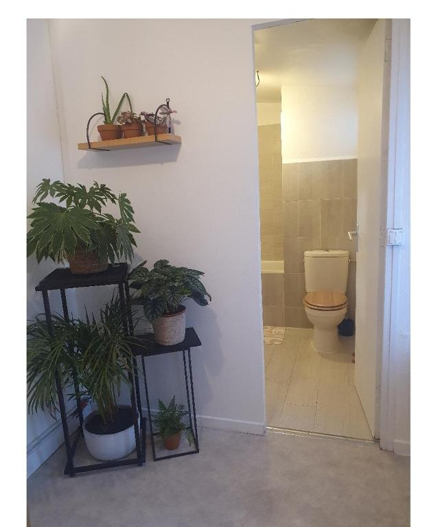 Um banheiro em Maison cosy Paris Orly jardin priv&eacute;e