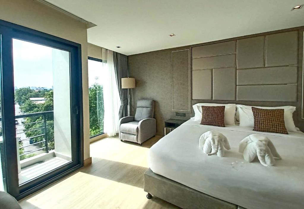 The 9 Residence Hotel - Deluxe King Room
