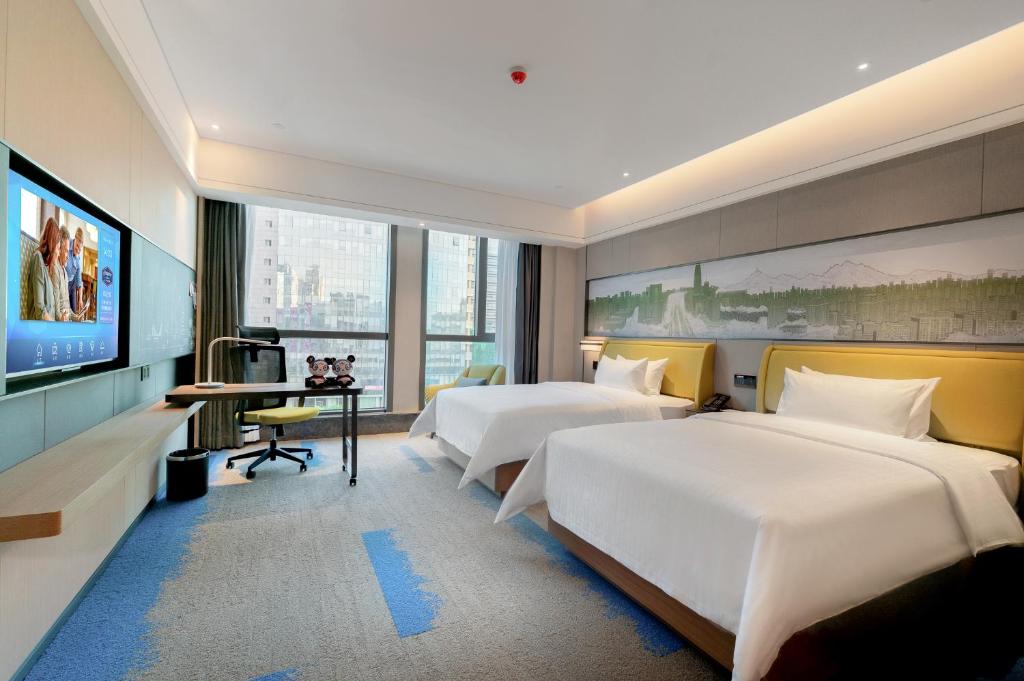 Postel nebo postele na pokoji v ubytování Hampton by Hilton Dongguan Central Plaza