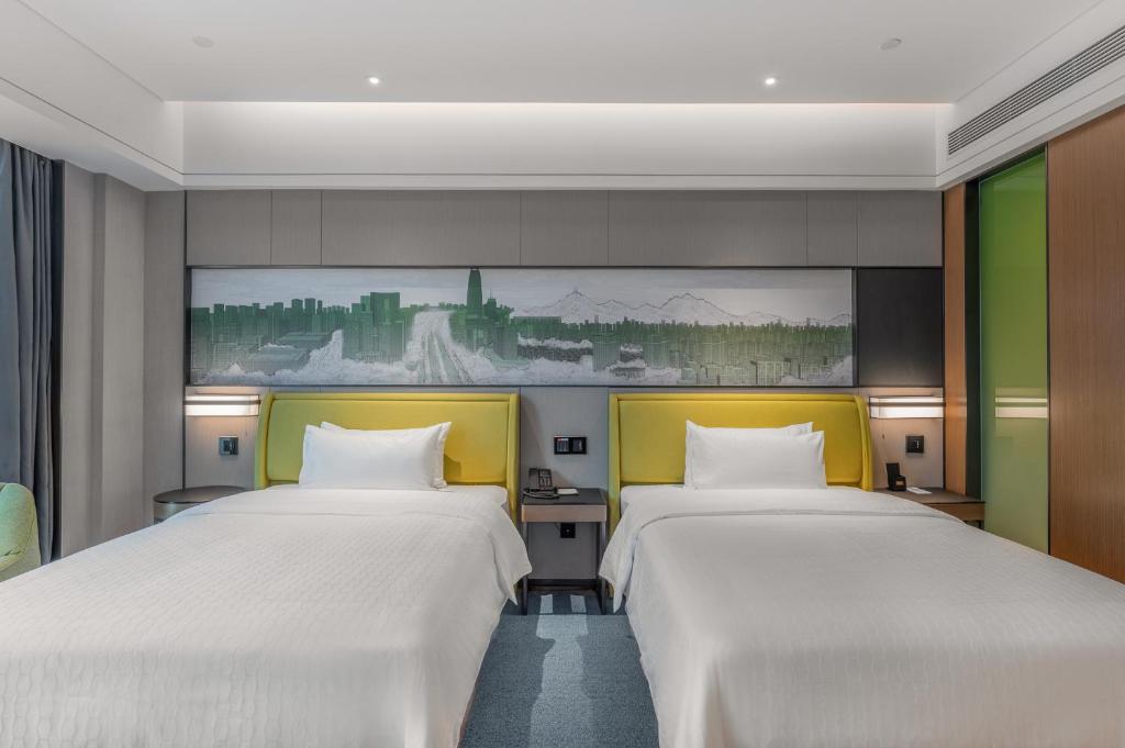 Postel nebo postele na pokoji v ubytování Hampton by Hilton Dongguan Central Plaza