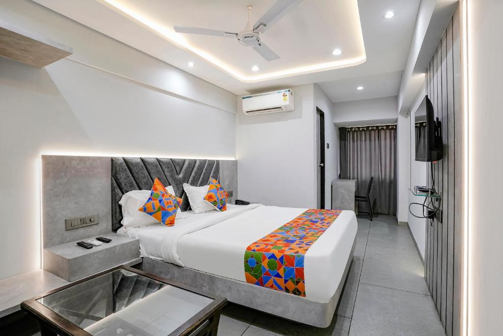 Habitación de hotel con cama y TV en FabHotel Aahan, en Navi Mumbai