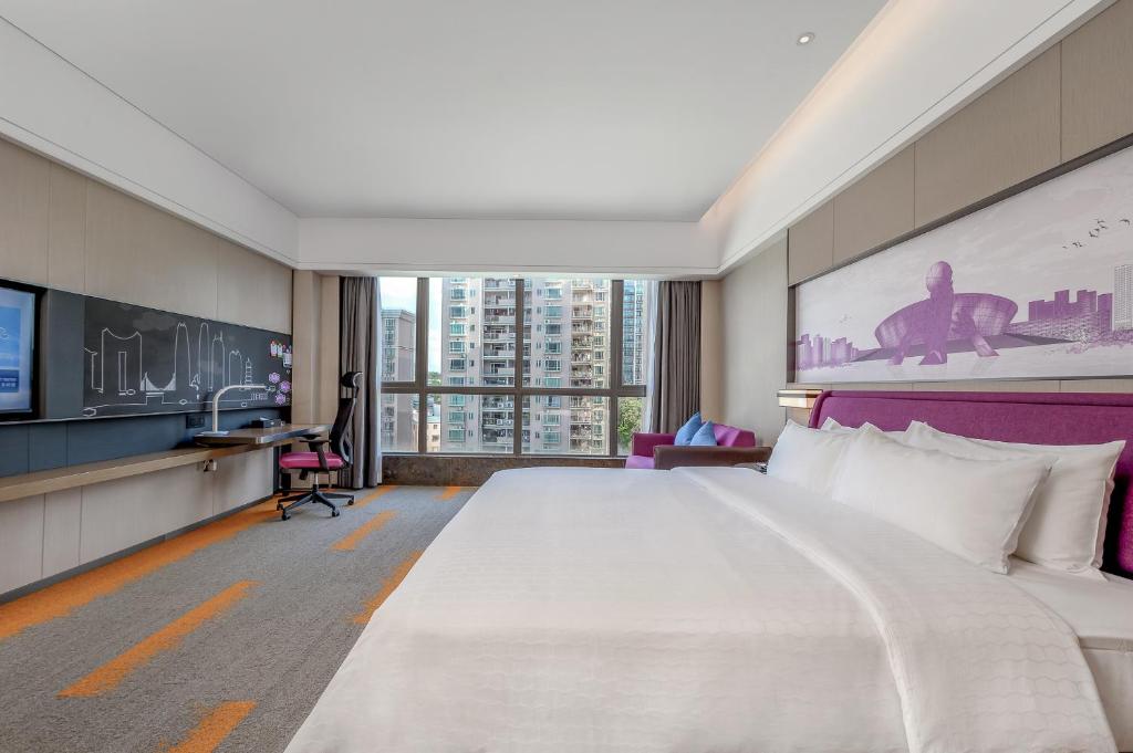 Postel nebo postele na pokoji v ubytování Hampton by Hilton Dongguan Central Plaza
