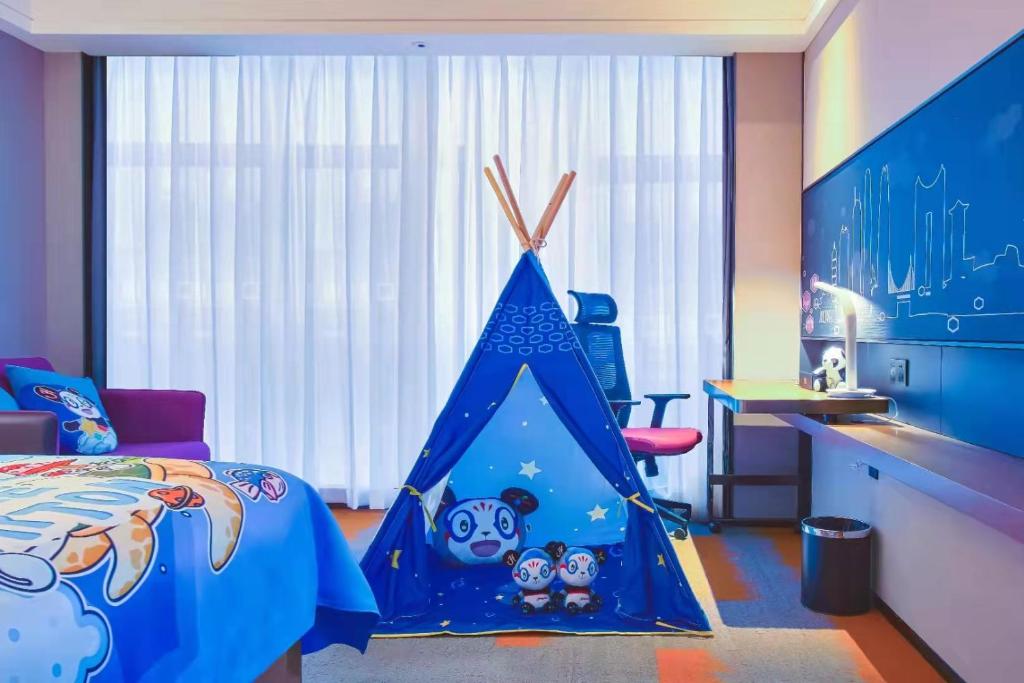 Postel nebo postele na pokoji v ubytování Hampton by Hilton Dongguan Central Plaza