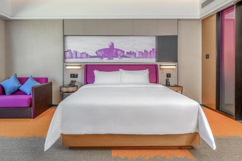 Postel nebo postele na pokoji v ubytování Hampton by Hilton Dongguan Central Plaza