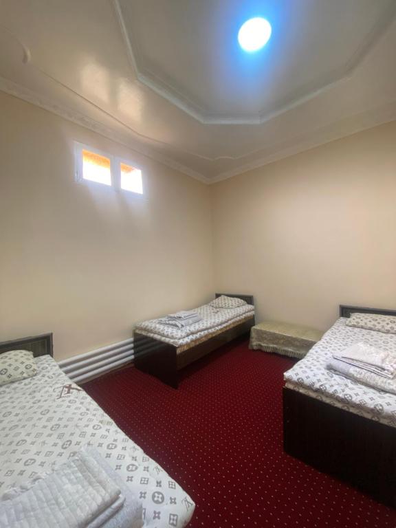 Ozod Guest House - 经济型三人间，共用浴室