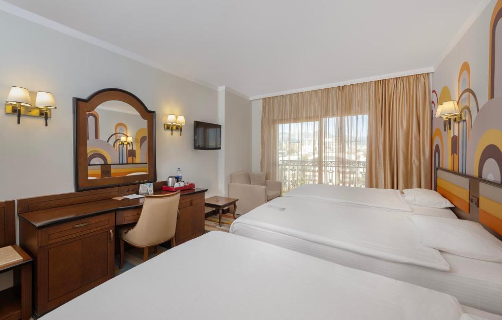 Megasaray Westbeach Antalya - Deluxe Standart Triple City View