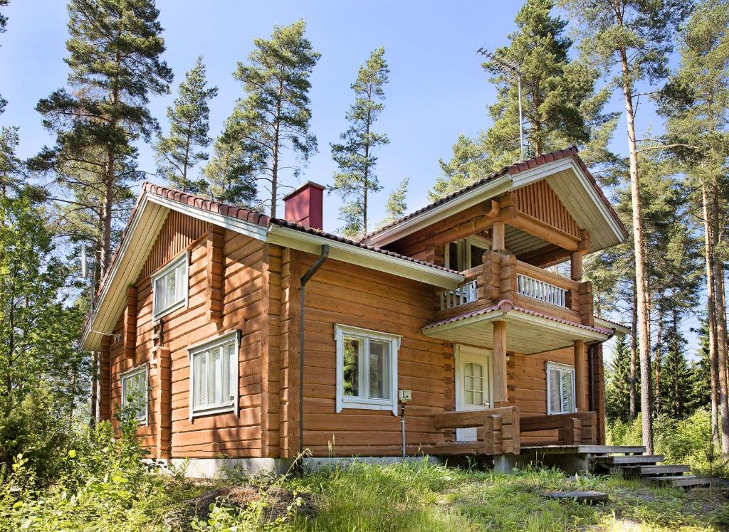 uma cabana de madeira na floresta em Tervalepikon Torpat em Sysmä