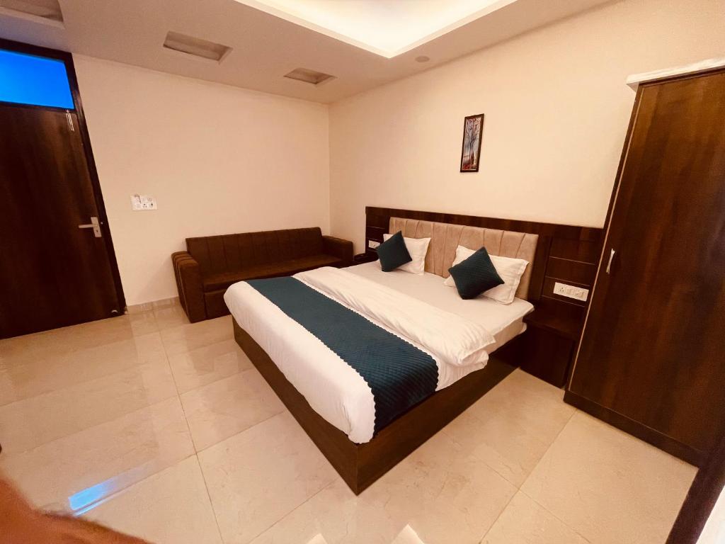 um quarto com uma cama num quarto em White House - A Four Star Luxury Resort em Haridwar