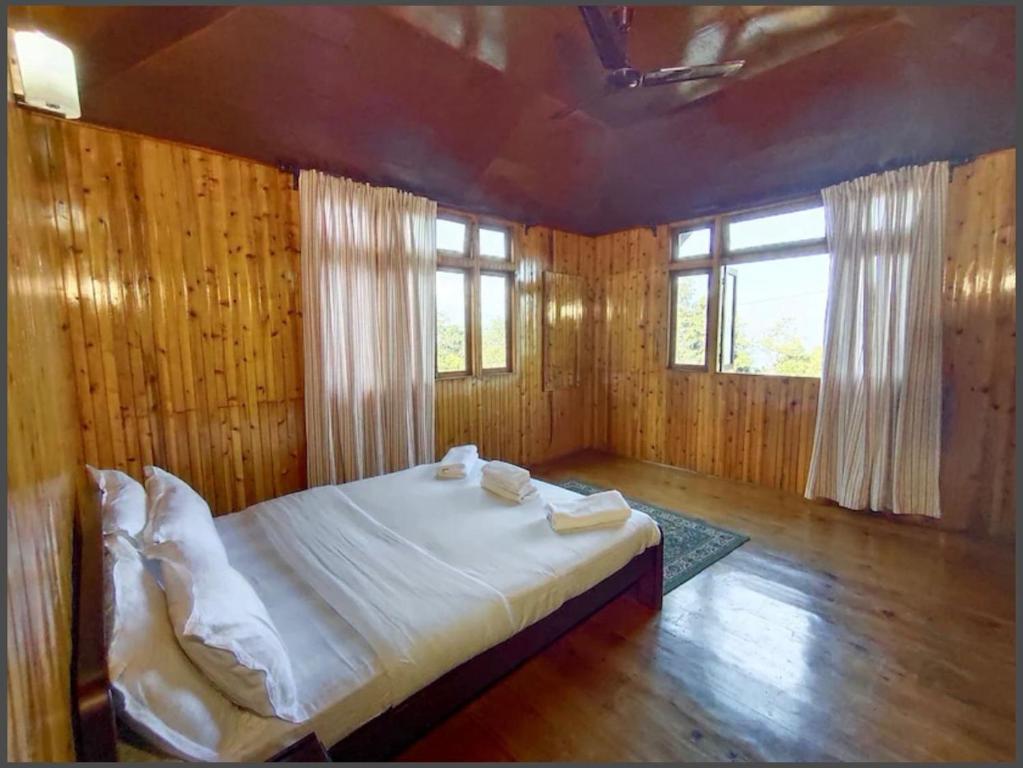 Кровать или кровати в номере green valley resort
