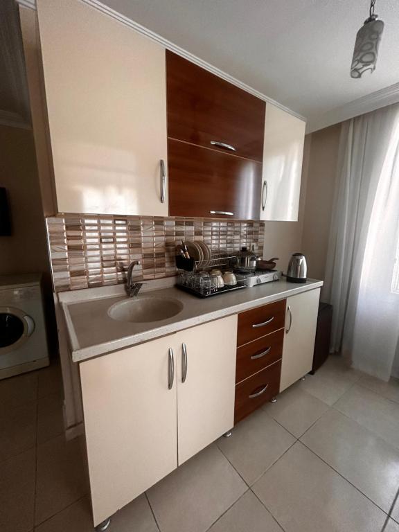 una cucina con lavandino e piano di lavoro di ELİT APART a Hatay