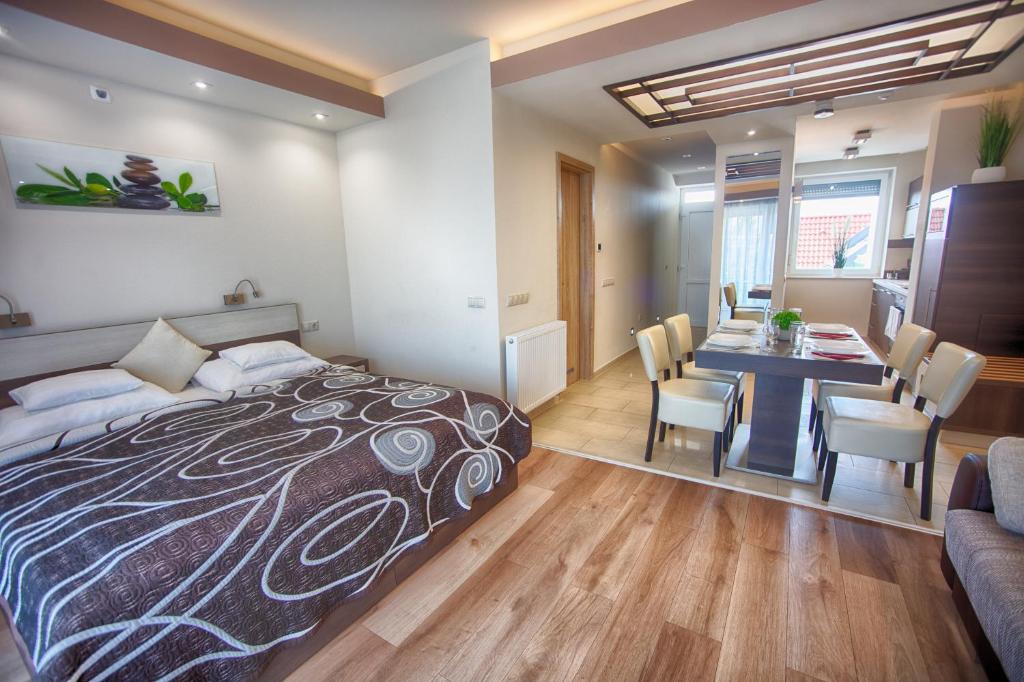 Postel nebo postele na pokoji v ubytování Németh Apartmanok