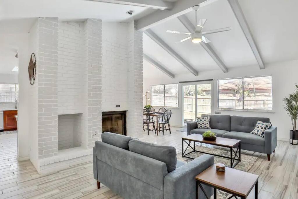 Una sala de estar con dos sofás y una chimenea. en San Antonio Escape, en San Antonio