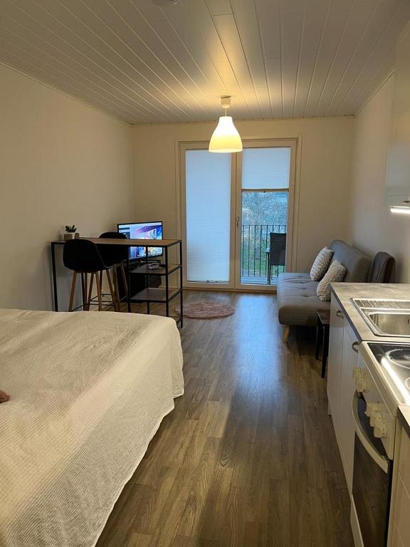 Modern apartment nearby Kerava2 في كيرافا: غرفة بسرير ومطبخ وطاولة