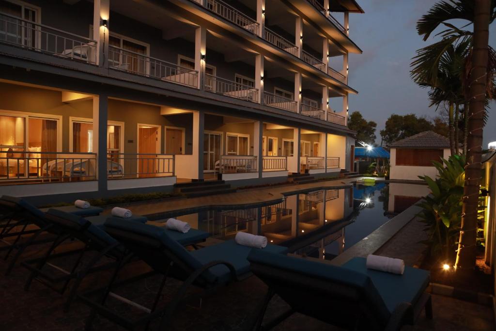 vista dell'hotel e della piscina di notte di Gracias Cafe & Resort a Morjim