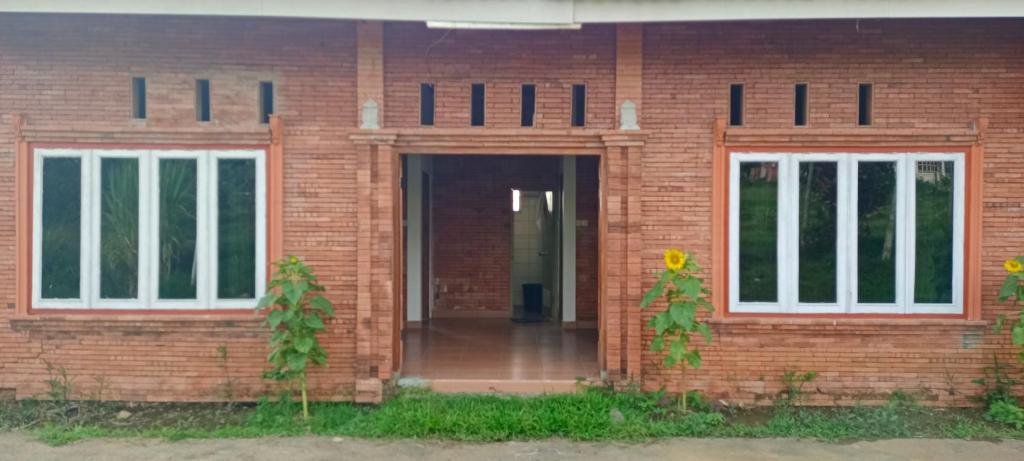 PablenganにあるSUN GARDENのレンガ造りの建物(ドア、窓2つ付)