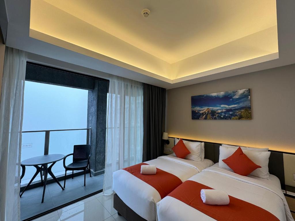 ein Hotelzimmer mit 2 Betten und einem Fenster in der Unterkunft The Minnook Suites, Genting Highlands in Genting Highlands