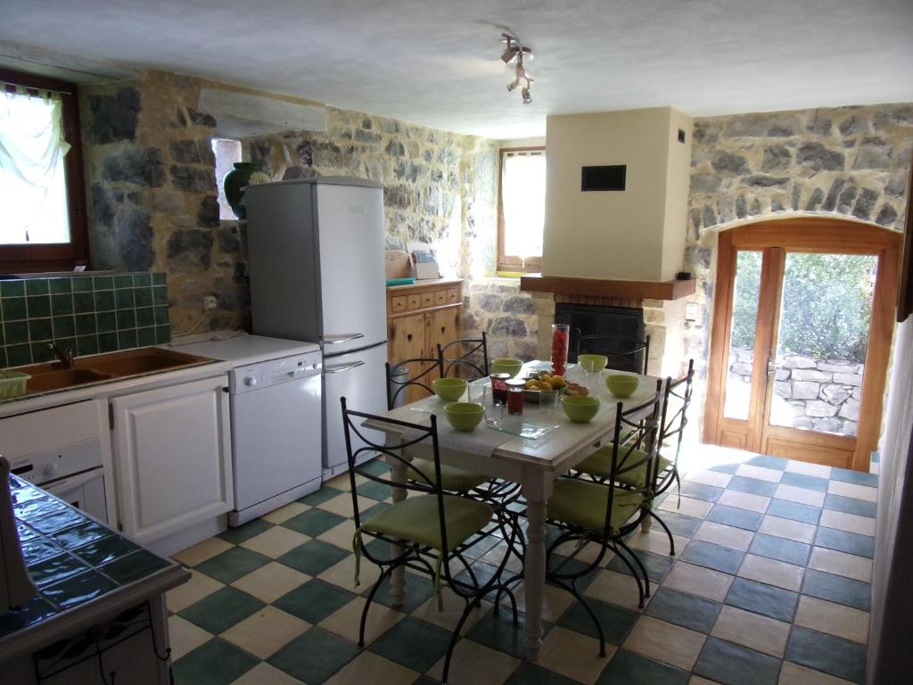 Gîte L'ESCOUSSOU au calme, 6p, 4ch, 130m2, charme et nature, piscine chauffée, sud Ardèche - Four-Bedroom Holiday Home