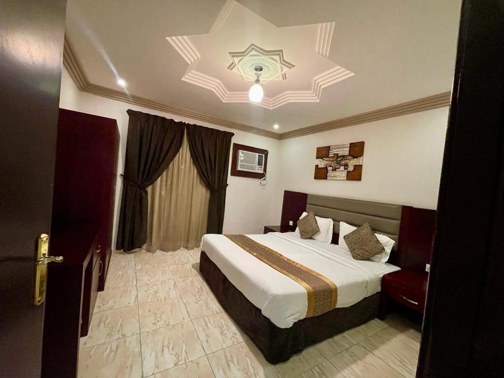 um quarto de hotel com uma cama e uma janela em دانات الخليج em Al Khobar