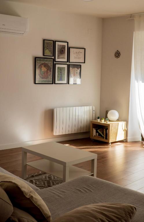 a living room with a couch and a table at Increíble Duplex luminoso, plaza del Aymto. in Talavera de la Reina