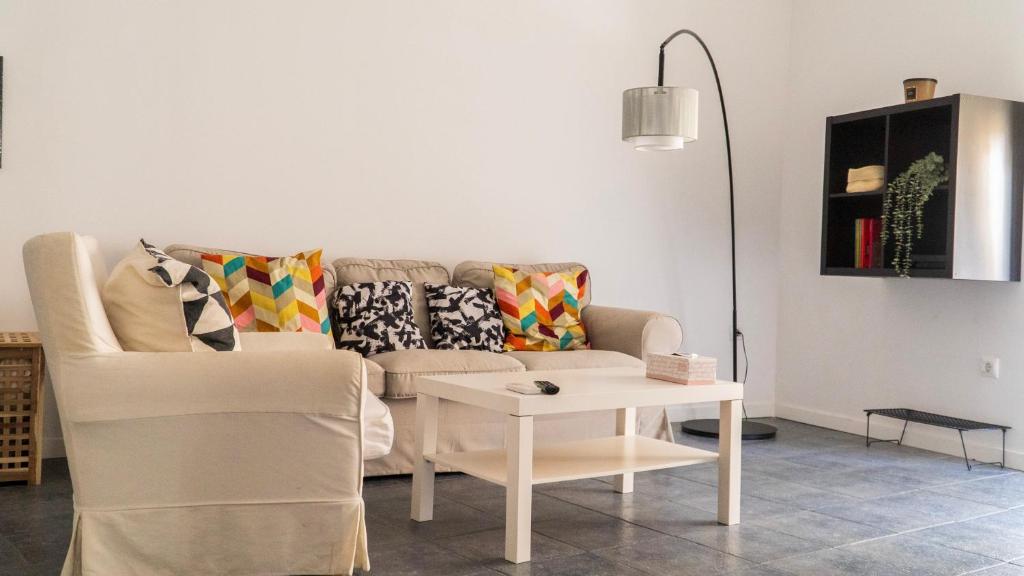 sala de estar con sofá y mesa en Apartamentos Entreteatros, fantástico duplex casco histórico, en Talavera de la Reina