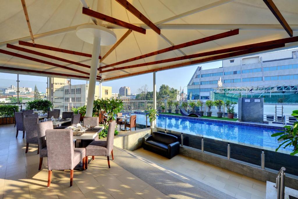 Bazén v ubytování Iris The Business Hotel nebo v jeho okolí