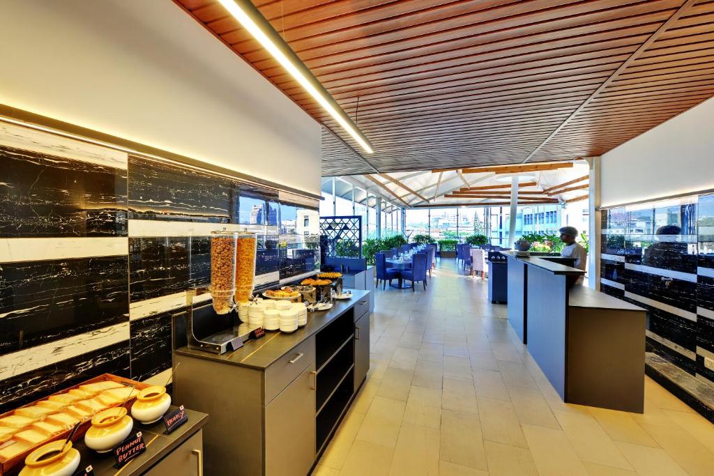 Kuchyň nebo kuchyňský kout v ubytování Iris The Business Hotel